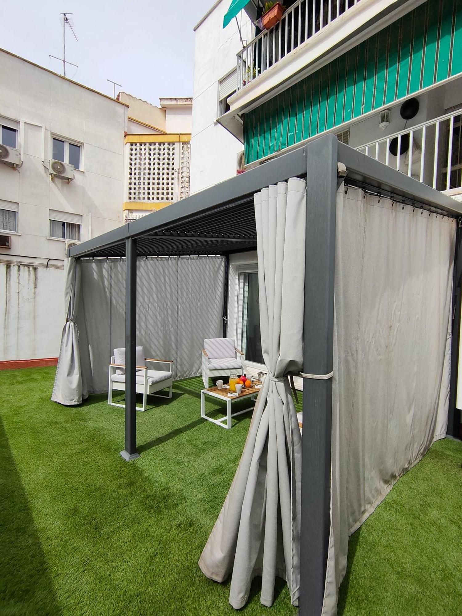 Casa Mallen, Con Amplia Terraza, En El Barrio De Nervion Seville Exterior photo